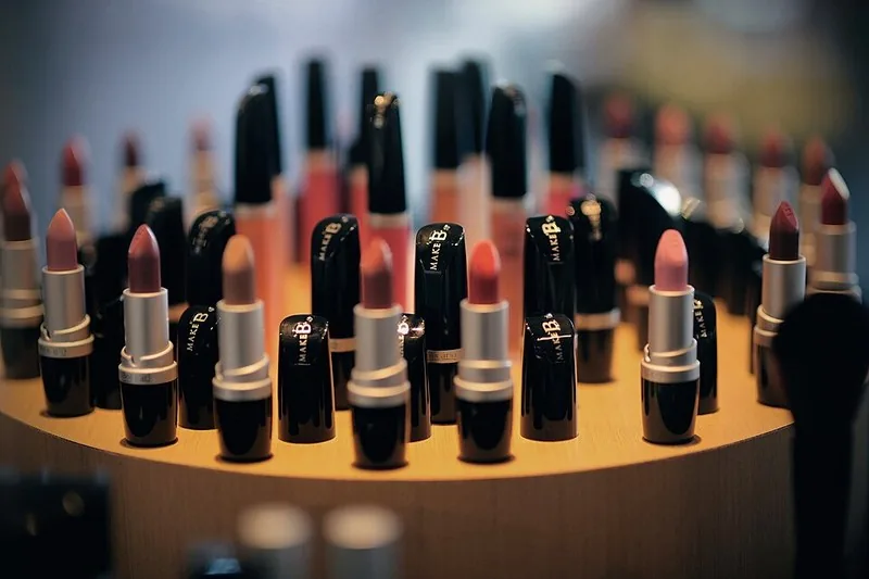 Ilustrasi generik deretan lipstik makeup — bukan foto produk Madame Gie, konfirmasi varian via WA