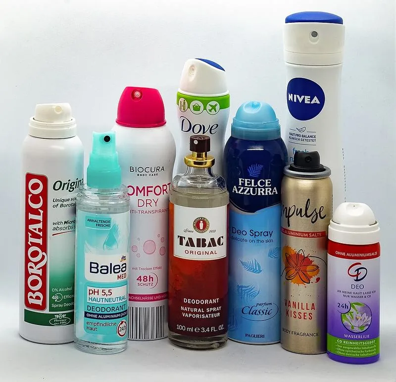 Ilustrasi generik botol deodorant spray berbagai merek — bukan foto produk Scora, konfirmasi varian via WA